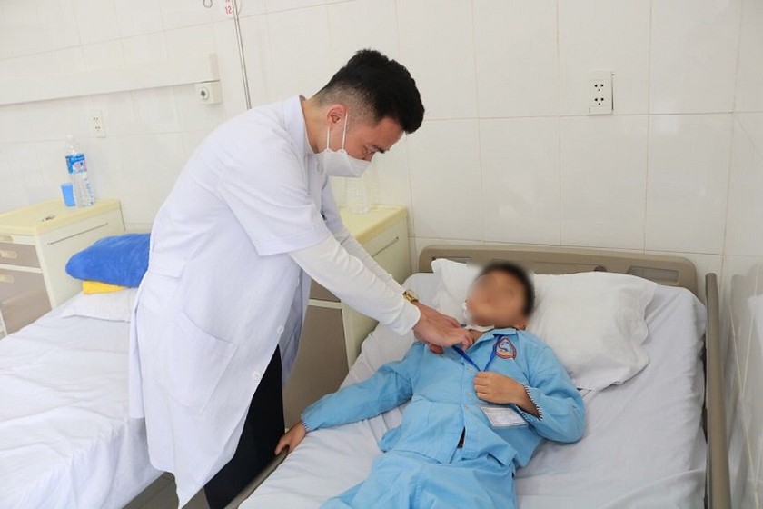 Bé trai bị chó cắn vào đùi trái và chấn động mạnh về tinh thần. Ảnh: Trung tâm Y tế thị xã Quảng Yên
