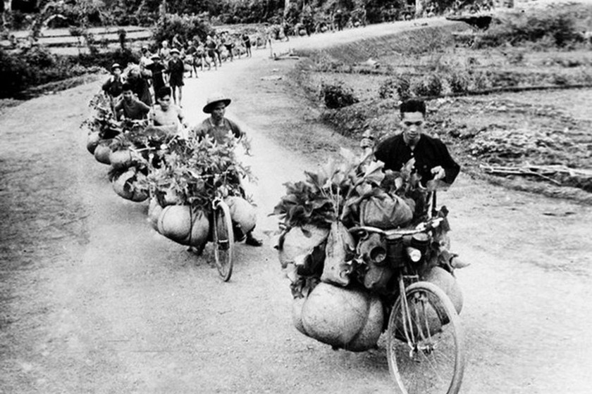 Tư liệu lực lượng dân công hỏa tuyến vận chuyển hàng hóa trong chiến dịch Điện Biên Phủ 1954. Ảnh: Báo Chính phủ