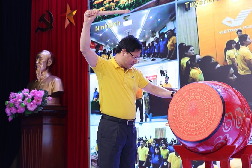 Tổng giám đốc Tổng công ty Bưu điện Việt Nam Chu Quang Hào thực hiện nghi thức đánh trống lệnh ra quân.