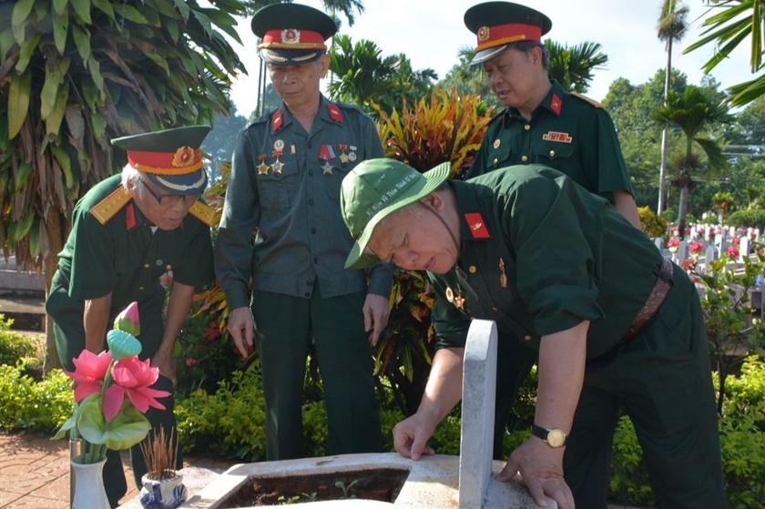 Cựu chiến binh đến thăm mộ của đồng đội nơi chiến trường xưa. Ảnh minh họa: Phạm Thu Thủy - Báo Quân đội nhân dân