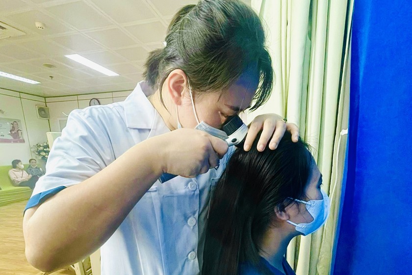 Bệnh nhân đến khám vì bị rụng tóc. Ảnh: Ngọc Nga
