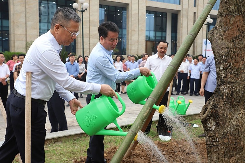 Lãnh đạo BHXH Việt Nam và CBVC, người lao động trồng cây tại Lễ phát động “Tết trồng cây đời đời nhớ ơn Bác Hồ”.