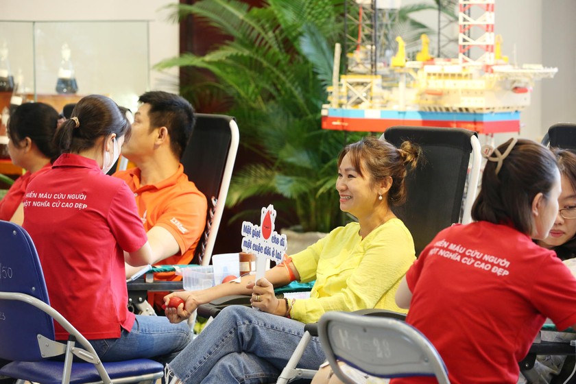 Tình nguyện viên tham gia hiến máu. Ảnh: Viện Huyết học - Truyền máu Trung ương