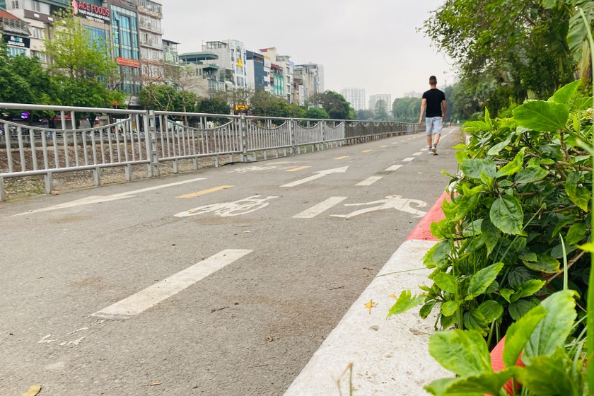 Hơn 2 tháng đưa vào sử dụng, tuyến đường dành riêng cho người đi bộ, xe đạp ở Hà Nội vắng người qua lại.