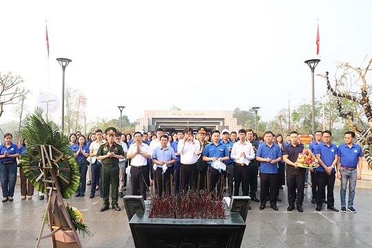 Đoàn công tác BHXH Việt Nam dâng hoa, dâng hương tại Đền thờ Liệt sĩ hy sinh tại chiến trường Điện Biên Phủ và tham quan tại Trung tâm Sở Chỉ huy Chiến dịch Điện Biên Phủ.