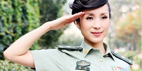 "Nữ hoàng dân ca" Trung Quốc đeo quân hàm Đại tá của PLA.