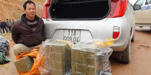 Đối tượng Triệu Đức Hanh cùng 1 xe ô tô, 156 bánh heroin bị Công an tỉnh Cao Bằng bắt giữ. Ảnh: Hà Trang.