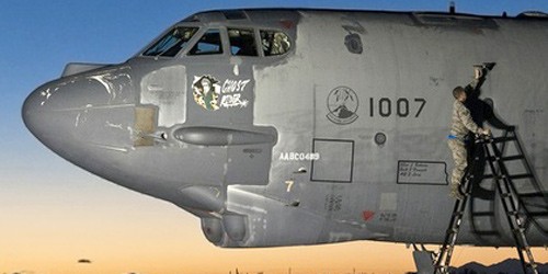 Sửa chữa chiếc B-52H Ghost Rider (Không quân Mỹ)