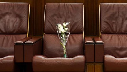 Chiếc ghế trống với bó hoa trắng này là nơi ngồi quen thuộc của ông Lý Quang Diệu ở Quốc hội Singapore.