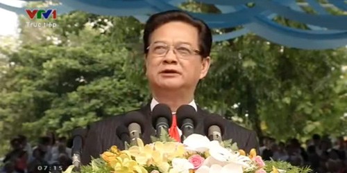 Thủ tướng Nguyễn Tấn Dũng phát biểu tại lễ diễu hành, diễu binh sáng 30/4/2015 tại TP.HCM.