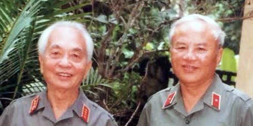 Thiếu tướng Lê Phi Long (bên phải) cùng vị Đại tướng, Tổng Tư lệnh QĐND Việt Nam Võ Nguyên Giáp, thường được yêu mến gọi là "anh Văn". Ảnh gia đình tướng Lê Phi Long cung cấp.