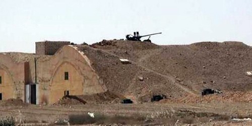 Bức ảnh công bố ngày 21/5 trên trang web của IS cho thấy hầm tránh bom và súng máy bên trên tại căn cứ không quân Palmyra, sau cuộc chiến giữa IS và lực lượng chính phủ Syria. Ảnh: AP