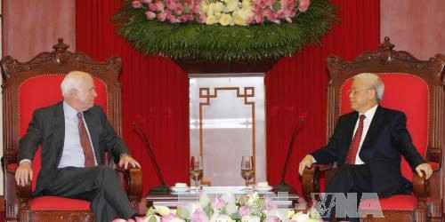 Tổng Bí thư Nguyễn Phú Trọng và Thượng nghị sĩ John McCain. Ảnh: TTXVN