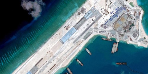 Hình ảnh vệ tinh hồi tháng 4 cho thấy một đường băng dài được Trung Quốc xây dựng trên Đá Chữ thập thuộc quần đảo Trường Sa của Việt Nam. Ảnh: Reuters