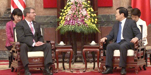 Chủ tịch nước Trương Tấn Sang và Bộ trưởng Quốc phòng Hoa Kỳ Ashton Carter.