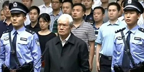 Cựu Ủy viên Thường vụ Bộ Chính trị Trung Quốc Chu Vĩnh Khang trước tòa.