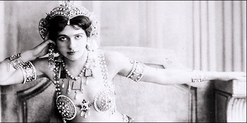 Cái tên Mata Hari có nghĩa là "Con mắt buổi sáng".