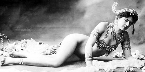 Mata Hari là một điệp viên vĩ đại hay chỉ là một gái điếm hạng sang vẫn đang là câu hỏi chưa có lời kết.