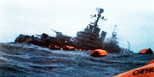 . Các xuồng cứu sinh bên tàu tuần dương ARA General Belgrano của Hải quân Argentina đang chìm, ngày 1/5/1982 (AP)