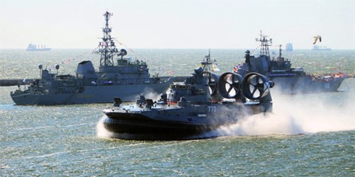 Tàu chiến Nga diễn tập cho lễ kỷ niệm ngày Hải quân hôm 26.7 - Ảnh: Sputnik