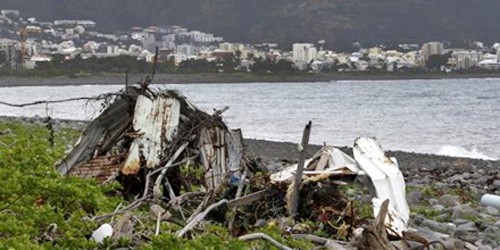 Vật thể bị nghi là của MH370, được phát hiện trên bờ biển đảo Reunion, Ấn Độ Dương hôm 3/8