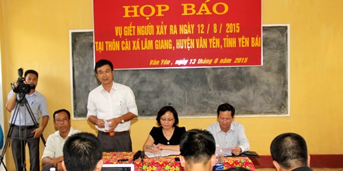 Toàn cảnh buổi họp báo cuối giờ chiều ngày 13/8/2015 tại thôn Cài, xã Lâm Giang, huyện Văn Yên, tỉnh Yên Bái.