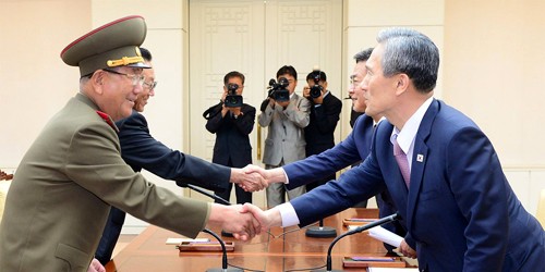 Cố vấn an ninh quốc gia Kim Kwan-jin và Bộ trưởng Thống nhất Hàn Quốc Hong Yong-pyo (từ ngoài vào trong, bên phải) sau cuộc hội đàm với cố vấn quân sự cấp cao Triều Tiên Hwang Pyong-so và Bí thư Ủy ban Trung ương đảng Lao động Kim Yang Gon (từ ngoài vào t