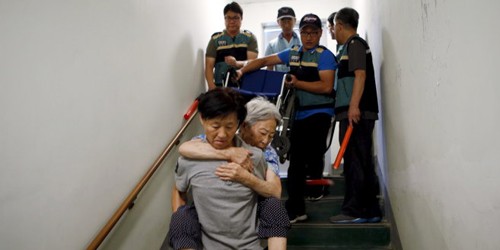 Dân Hàn Quốc ở làng biên giới xuống hầm tránh bom hôm 22-8, khi xảy ra vụ đấu pháo giữa hai miền - Ảnh: Reuters.