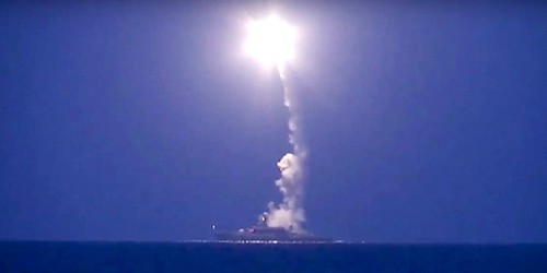 Tàu chiến Nga phóng tên lửa hành trình từ biển Caspian tới mục tiêu IS ở Syria. Ảnh: ABC