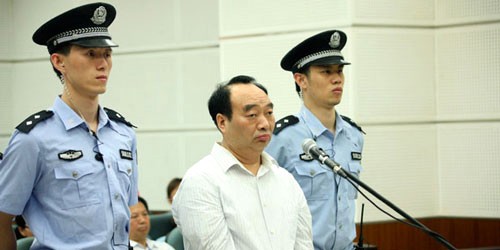 Lôi Chính Phú, cựu Bí thư Quận ủy Bắc Bội, thành phố Trùng Khánh, tại tòa năm 2013. Ông Lôi bị 1 doanh nhân quay lén clip sex với một phụ nữ trẻ. Sau đó, đoạn clip bị phát tán trên mạng. Tháng 6-2013, quan chức này bị kết án tù 13 năm vì tội nhận hối lộ.