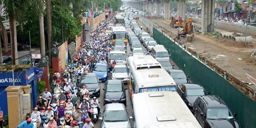 Tắc đường đang trwor thành nỗi ám ảnh hàng ngày của người dân Thủ đô Hà Nội.