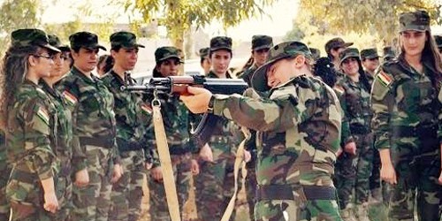 Shingali cùng các nữ chiến binh học cách sử dụng vũ khí. Ảnh: CNN.