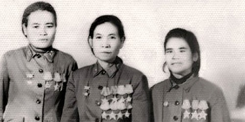 Bà Đinh Thị Vân (giữa) trong đợt phong tặng danh hiệu AHLLVT năm 1970.