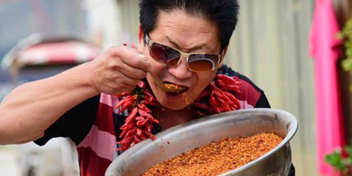 Người đàn ông có 'sở thích' ăn 2,5kg ớt mỗi ngày