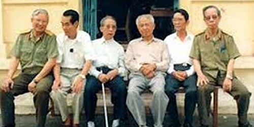 Ông Lê Hữu Thúy (ngoài cùng bên phải) với các tình báo viên Đặng Trần Quốc (Ba Quốc) Trần Hiệu, Mười Hương, Phạm Xuân Ẩn…