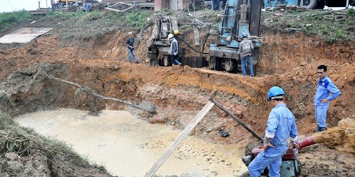 Đường ống dẫn nước sông Đà bị vỡ liên tục thời gian gần đây khiến hàng vạn người dân Hà Nội khổ sở vì thiếu nước sạch sinh hoạt.
