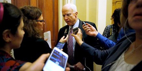 Thượng nghị sĩ Mỹ John McCain trả lời báo giới ở Washington. Ảnh: Today Online
