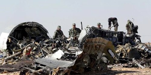 Những mảnh vỡ máy bay. Ảnh: Reuters