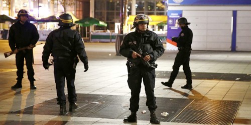 Các vụ xả súng và vụ nổ xảy ra ở Paris vào khoảng 9h tối thứ sáu làm hơn 100 người chết và hơn 200 người bị thương. Những tên đánh bom liều chết tự kích hoạt ngòi nổ gần sân vận động Stade de France, khi trận bóng đá giao hữu Pháp - Đức mới diễn ra được t