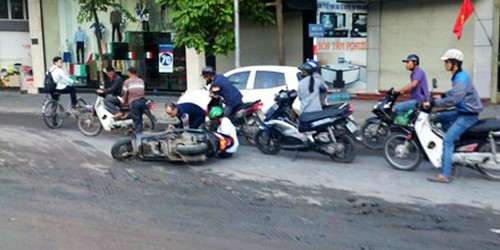 Nhiều xe máy bị đổ trên đường Trần Duy Hưng sáng 17/11 vì bùn đổ ra đường trơn trượt.