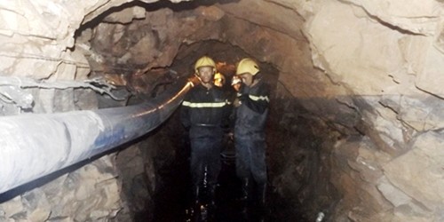 Lực lượng cứu hộ trong hầm lò để tìm kiếm các nạn nhân