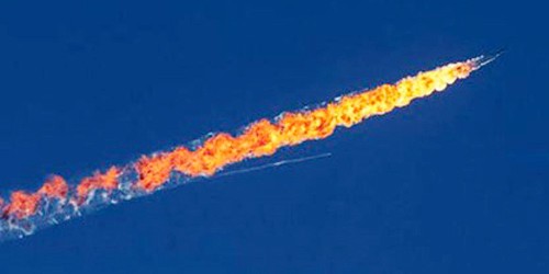 Chiếc Su-24 bốc cháy dữ dội sau khi trúng tên lửa từ tiêm kích F-16 của Thổ Nhĩ Kỳ. Ảnh: Sputnik