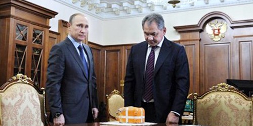 Bộ trưởng Quốc phòng Nga Sergey Shoigu trình lên Tổng thống Vladimir Putin chiếc hộp đen máy bay Su-24