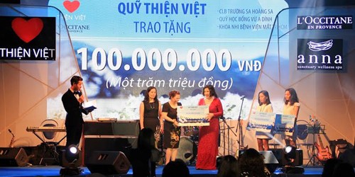 Bà Lê Hoài Anh trao khoản tại trợ cho đại diện các đơn vị ngay trong đêm nhạc từ thiện.