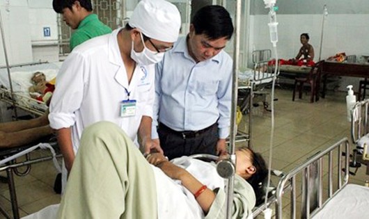 Sau khi vụ TNGT xảy ra, lãnh đạo Sở Y tế và lãnh đạo Bệnh viện Đa khoa tỉnh đã đến thăm hỏi, động viên các nạn nhân