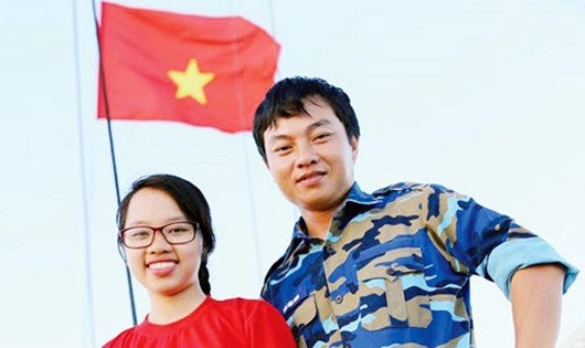 Thượng úy QNCN Tống Tùng và Ðoàn Ngọc, tác giả tập thơ “Ngược Sóng” viết về Trường Sa, trên tàu 996 đi thăm Trường Sa, tháng 5/2015.
