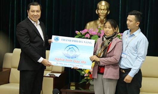 Chủ tịch UBND Đà Nẵng Huỳnh Đức Thơ trao nhà cho mẹ con bà Nguyễn Thị Tần - vợ liệt sĩ Vũ Phi Trừ.