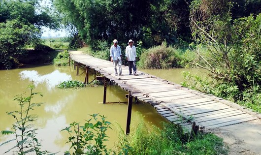 Người dân Đông Hồ mong ước được nhà nước đầu tư xây lại cây cầu tạm bợ