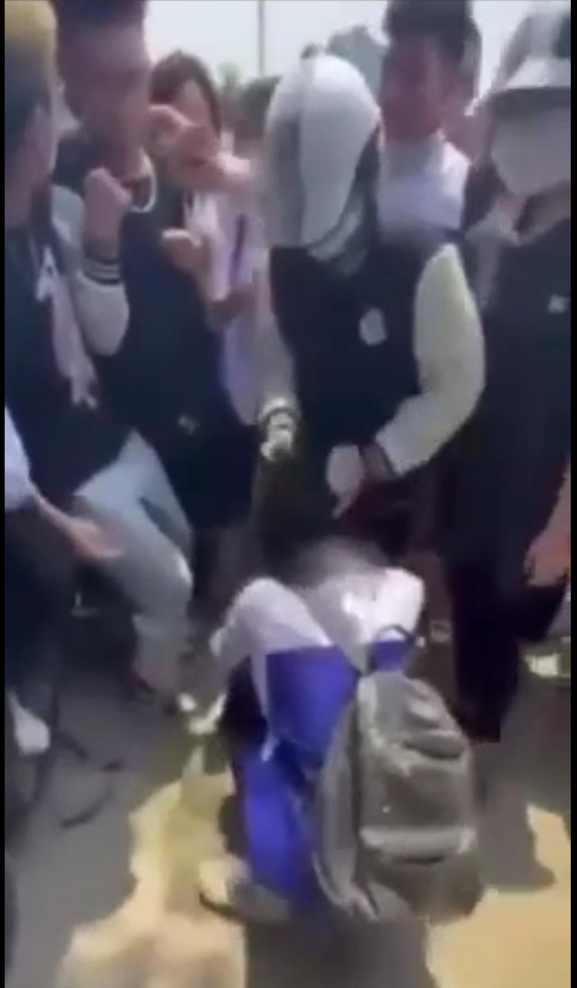 Nữ sinh bị đánh hội đồng dã man (Ảnh cắt từ clip)