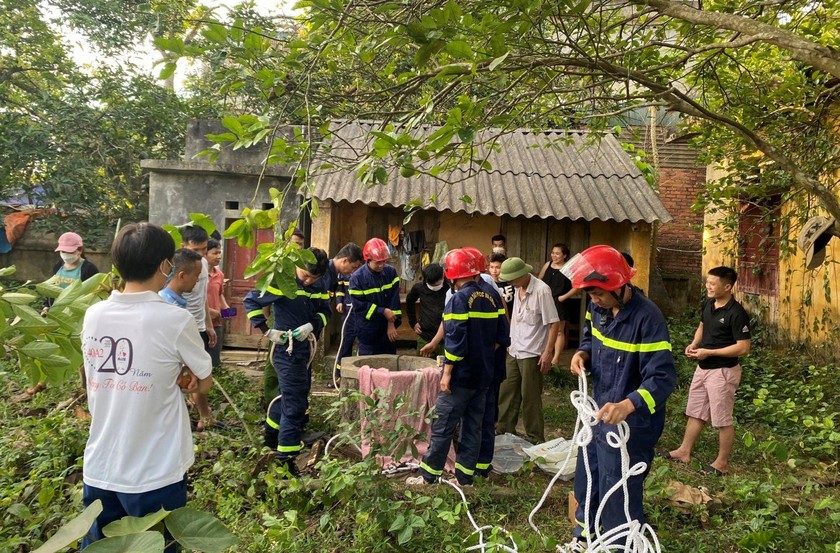 Lực lượng Cảnh sát phòng cháy, chữa cháy và cứu nạn, cứu hộ đang tiến hành giải cứu nạn nhân
